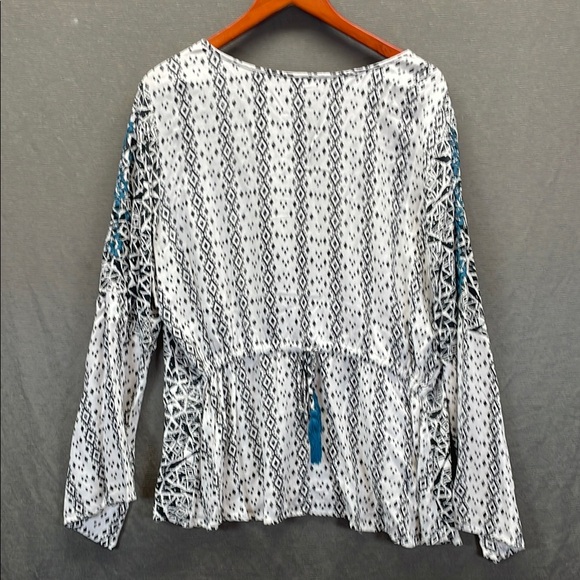 Ariat Black and White Graphic Bell Sleeve Blouse - Picture 9 of 11